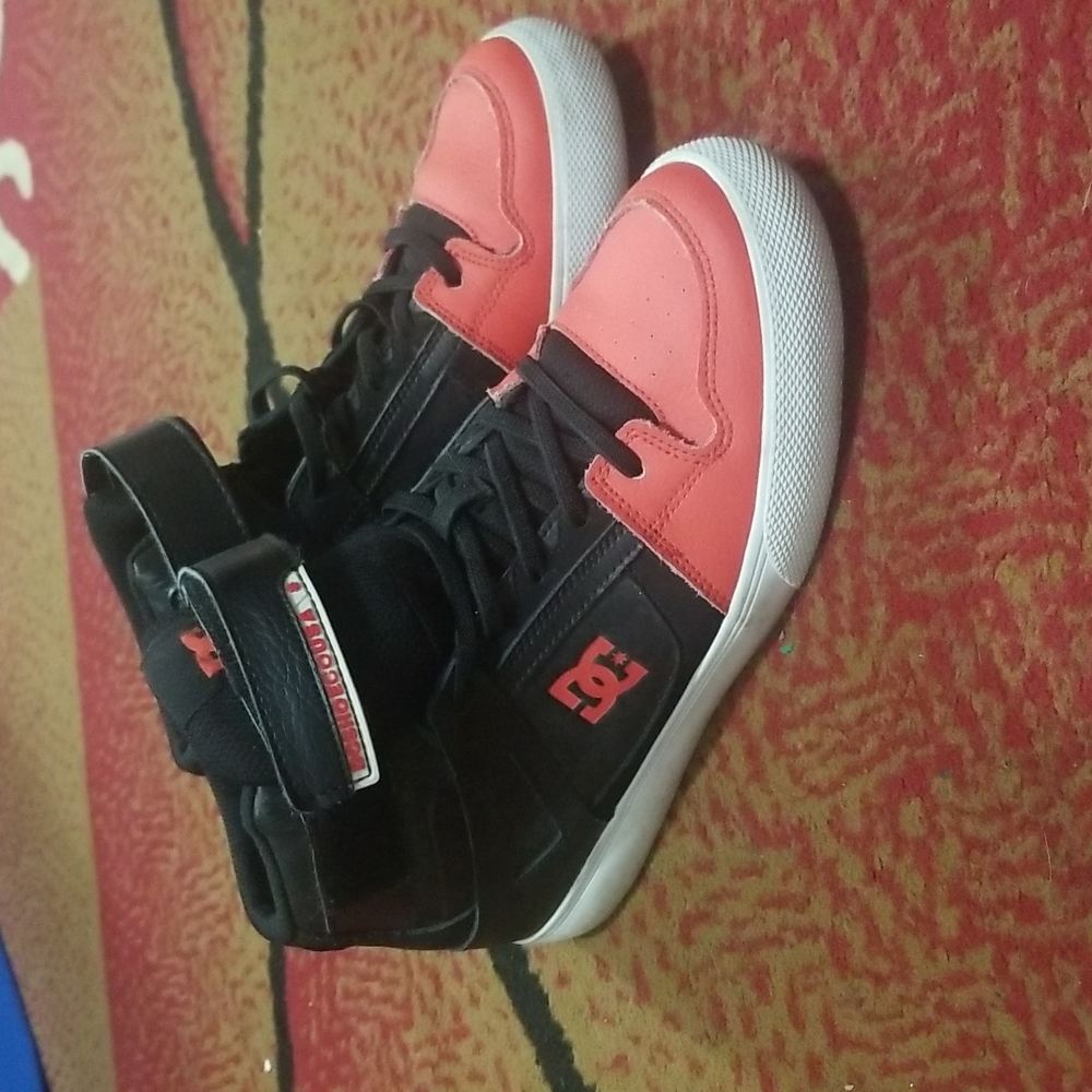 Dcshoecousa shoes, size 8